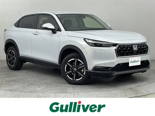 ホンダ ヴェゼル ハイブリッド e:HEV X 道央・札幌 2025(令7)年 0.4万km プレミアムサンライトホワイトパール ・ワンオーナー/・寒冷地仕様/・４WD/・ギャザーズ８型ディスプレイオーディオ/　AppleCarplay/AndroidAuto/USB/BT/・ステアリングスイッチ/・バックカメラ/・積込　冬ゴム 215/60R16 （新品）/・ホンダセンシング/　CMBS/LKAS/PKSB/ACC/　標識認識/先行車発進告知/ソナー前後/・アイドリングストップ/・ダウンヒルアシストコントロール/・横滑り防止装置/・ABS/・ブレーキホールド/・パドルシフト/・DRIVE MODE/・オートマチックハイビーム/・オートライト/・ヘッドランプレベライザー/・LEDヘッドライト/・LEDフォグランプ/・ドアミラーウィンカー/・ミラーヒーター/・プッシュスタート/・スマートキー/・スペアキー/・社外ダッシュボードマット/・取/保/冬ワイパー積込/純正グリル積込