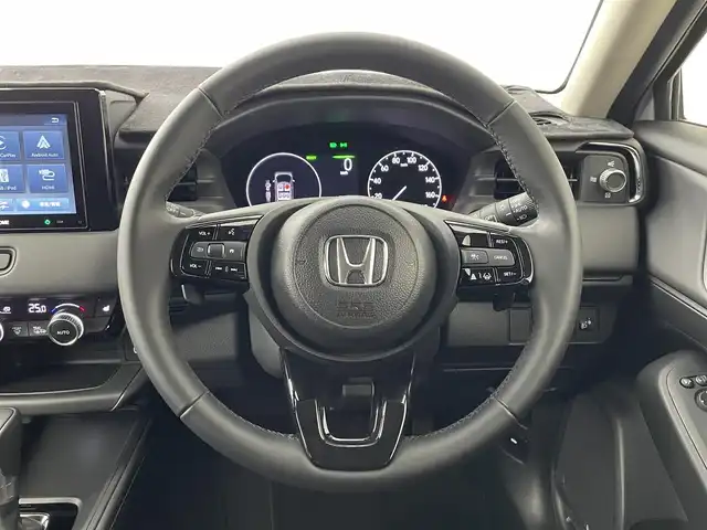 ホンダ ヴェゼル ハイブリッド e:HEV X 道央・札幌 2025(令7)年 0.4万km プレミアムサンライトホワイトパール ・ワンオーナー/・寒冷地仕様/・４WD/・ギャザーズ８型ディスプレイオーディオ/　AppleCarplay/AndroidAuto/USB/BT/・ステアリングスイッチ/・バックカメラ/・積込　冬ゴム 215/60R16 （新品）/・ホンダセンシング/　CMBS/LKAS/PKSB/ACC/　標識認識/先行車発進告知/ソナー前後/・アイドリングストップ/・ダウンヒルアシストコントロール/・横滑り防止装置/・ABS/・ブレーキホールド/・パドルシフト/・DRIVE MODE/・オートマチックハイビーム/・オートライト/・ヘッドランプレベライザー/・LEDヘッドライト/・LEDフォグランプ/・ドアミラーウィンカー/・ミラーヒーター/・プッシュスタート/・スマートキー/・スペアキー/・社外ダッシュボードマット/・取/保/冬ワイパー積込/純正グリル積込