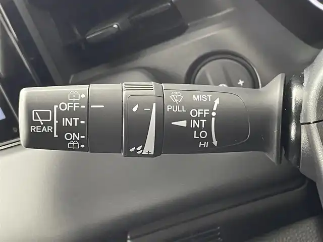 ホンダ ヴェゼル ハイブリッド e:HEV X 道央・札幌 2025(令7)年 0.4万km プレミアムサンライトホワイトパール ・ワンオーナー/・寒冷地仕様/・４WD/・ギャザーズ８型ディスプレイオーディオ/　AppleCarplay/AndroidAuto/USB/BT/・ステアリングスイッチ/・バックカメラ/・積込　冬ゴム 215/60R16 （新品）/・ホンダセンシング/　CMBS/LKAS/PKSB/ACC/　標識認識/先行車発進告知/ソナー前後/・アイドリングストップ/・ダウンヒルアシストコントロール/・横滑り防止装置/・ABS/・ブレーキホールド/・パドルシフト/・DRIVE MODE/・オートマチックハイビーム/・オートライト/・ヘッドランプレベライザー/・LEDヘッドライト/・LEDフォグランプ/・ドアミラーウィンカー/・ミラーヒーター/・プッシュスタート/・スマートキー/・スペアキー/・社外ダッシュボードマット/・取/保/冬ワイパー積込/純正グリル積込