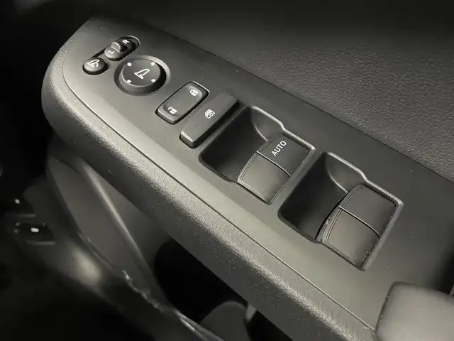 ホンダ ヴェゼル ハイブリッド e:HEV X 道央・札幌 2025(令7)年 0.4万km プレミアムサンライトホワイトパール ・ワンオーナー/・寒冷地仕様/・４WD/・ギャザーズ８型ディスプレイオーディオ/　AppleCarplay/AndroidAuto/USB/BT/・ステアリングスイッチ/・バックカメラ/・積込　冬ゴム 215/60R16 （新品）/・ホンダセンシング/　CMBS/LKAS/PKSB/ACC/　標識認識/先行車発進告知/ソナー前後/・アイドリングストップ/・ダウンヒルアシストコントロール/・横滑り防止装置/・ABS/・ブレーキホールド/・パドルシフト/・DRIVE MODE/・オートマチックハイビーム/・オートライト/・ヘッドランプレベライザー/・LEDヘッドライト/・LEDフォグランプ/・ドアミラーウィンカー/・ミラーヒーター/・プッシュスタート/・スマートキー/・スペアキー/・社外ダッシュボードマット/・取/保/冬ワイパー積込/純正グリル積込