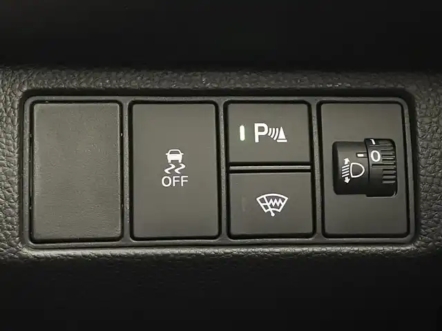 ホンダ ヴェゼル ハイブリッド e:HEV X 道央・札幌 2025(令7)年 0.4万km プレミアムサンライトホワイトパール ・ワンオーナー/・寒冷地仕様/・４WD/・ギャザーズ８型ディスプレイオーディオ/　AppleCarplay/AndroidAuto/USB/BT/・ステアリングスイッチ/・バックカメラ/・積込　冬ゴム 215/60R16 （新品）/・ホンダセンシング/　CMBS/LKAS/PKSB/ACC/　標識認識/先行車発進告知/ソナー前後/・アイドリングストップ/・ダウンヒルアシストコントロール/・横滑り防止装置/・ABS/・ブレーキホールド/・パドルシフト/・DRIVE MODE/・オートマチックハイビーム/・オートライト/・ヘッドランプレベライザー/・LEDヘッドライト/・LEDフォグランプ/・ドアミラーウィンカー/・ミラーヒーター/・プッシュスタート/・スマートキー/・スペアキー/・社外ダッシュボードマット/・取/保/冬ワイパー積込/純正グリル積込