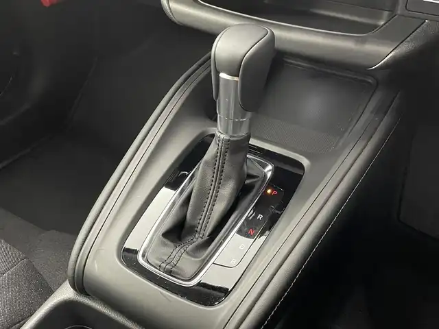 ホンダ ヴェゼル ハイブリッド e:HEV X 道央・札幌 2025(令7)年 0.4万km プレミアムサンライトホワイトパール ・ワンオーナー/・寒冷地仕様/・４WD/・ギャザーズ８型ディスプレイオーディオ/　AppleCarplay/AndroidAuto/USB/BT/・ステアリングスイッチ/・バックカメラ/・積込　冬ゴム 215/60R16 （新品）/・ホンダセンシング/　CMBS/LKAS/PKSB/ACC/　標識認識/先行車発進告知/ソナー前後/・アイドリングストップ/・ダウンヒルアシストコントロール/・横滑り防止装置/・ABS/・ブレーキホールド/・パドルシフト/・DRIVE MODE/・オートマチックハイビーム/・オートライト/・ヘッドランプレベライザー/・LEDヘッドライト/・LEDフォグランプ/・ドアミラーウィンカー/・ミラーヒーター/・プッシュスタート/・スマートキー/・スペアキー/・社外ダッシュボードマット/・取/保/冬ワイパー積込/純正グリル積込