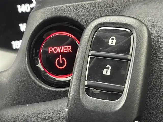 ホンダ ヴェゼル ハイブリッド e:HEV X 道央・札幌 2025(令7)年 0.4万km プレミアムサンライトホワイトパール ・ワンオーナー/・寒冷地仕様/・４WD/・ギャザーズ８型ディスプレイオーディオ/　AppleCarplay/AndroidAuto/USB/BT/・ステアリングスイッチ/・バックカメラ/・積込　冬ゴム 215/60R16 （新品）/・ホンダセンシング/　CMBS/LKAS/PKSB/ACC/　標識認識/先行車発進告知/ソナー前後/・アイドリングストップ/・ダウンヒルアシストコントロール/・横滑り防止装置/・ABS/・ブレーキホールド/・パドルシフト/・DRIVE MODE/・オートマチックハイビーム/・オートライト/・ヘッドランプレベライザー/・LEDヘッドライト/・LEDフォグランプ/・ドアミラーウィンカー/・ミラーヒーター/・プッシュスタート/・スマートキー/・スペアキー/・社外ダッシュボードマット/・取/保/冬ワイパー積込/純正グリル積込