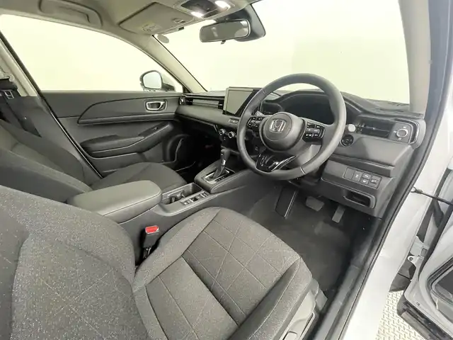 ホンダ ヴェゼル ハイブリッド e:HEV X 道央・札幌 2025(令7)年 0.4万km プレミアムサンライトホワイトパール ・ワンオーナー/・寒冷地仕様/・４WD/・ギャザーズ８型ディスプレイオーディオ/　AppleCarplay/AndroidAuto/USB/BT/・ステアリングスイッチ/・バックカメラ/・積込　冬ゴム 215/60R16 （新品）/・ホンダセンシング/　CMBS/LKAS/PKSB/ACC/　標識認識/先行車発進告知/ソナー前後/・アイドリングストップ/・ダウンヒルアシストコントロール/・横滑り防止装置/・ABS/・ブレーキホールド/・パドルシフト/・DRIVE MODE/・オートマチックハイビーム/・オートライト/・ヘッドランプレベライザー/・LEDヘッドライト/・LEDフォグランプ/・ドアミラーウィンカー/・ミラーヒーター/・プッシュスタート/・スマートキー/・スペアキー/・社外ダッシュボードマット/・取/保/冬ワイパー積込/純正グリル積込