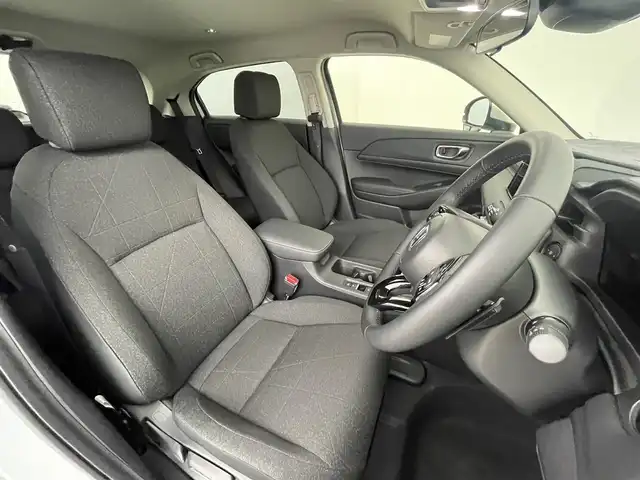 ホンダ ヴェゼル ハイブリッド e:HEV X 道央・札幌 2025(令7)年 0.4万km プレミアムサンライトホワイトパール ・ワンオーナー/・寒冷地仕様/・４WD/・ギャザーズ８型ディスプレイオーディオ/　AppleCarplay/AndroidAuto/USB/BT/・ステアリングスイッチ/・バックカメラ/・積込　冬ゴム 215/60R16 （新品）/・ホンダセンシング/　CMBS/LKAS/PKSB/ACC/　標識認識/先行車発進告知/ソナー前後/・アイドリングストップ/・ダウンヒルアシストコントロール/・横滑り防止装置/・ABS/・ブレーキホールド/・パドルシフト/・DRIVE MODE/・オートマチックハイビーム/・オートライト/・ヘッドランプレベライザー/・LEDヘッドライト/・LEDフォグランプ/・ドアミラーウィンカー/・ミラーヒーター/・プッシュスタート/・スマートキー/・スペアキー/・社外ダッシュボードマット/・取/保/冬ワイパー積込/純正グリル積込