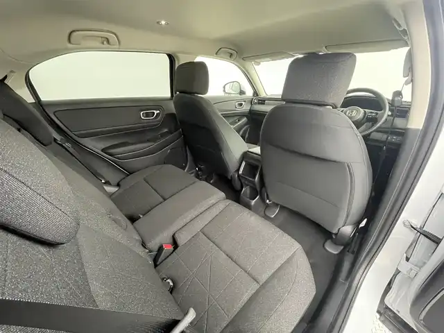 ホンダ ヴェゼル ハイブリッド e:HEV X 道央・札幌 2025(令7)年 0.4万km プレミアムサンライトホワイトパール ・ワンオーナー/・寒冷地仕様/・４WD/・ギャザーズ８型ディスプレイオーディオ/　AppleCarplay/AndroidAuto/USB/BT/・ステアリングスイッチ/・バックカメラ/・積込　冬ゴム 215/60R16 （新品）/・ホンダセンシング/　CMBS/LKAS/PKSB/ACC/　標識認識/先行車発進告知/ソナー前後/・アイドリングストップ/・ダウンヒルアシストコントロール/・横滑り防止装置/・ABS/・ブレーキホールド/・パドルシフト/・DRIVE MODE/・オートマチックハイビーム/・オートライト/・ヘッドランプレベライザー/・LEDヘッドライト/・LEDフォグランプ/・ドアミラーウィンカー/・ミラーヒーター/・プッシュスタート/・スマートキー/・スペアキー/・社外ダッシュボードマット/・取/保/冬ワイパー積込/純正グリル積込