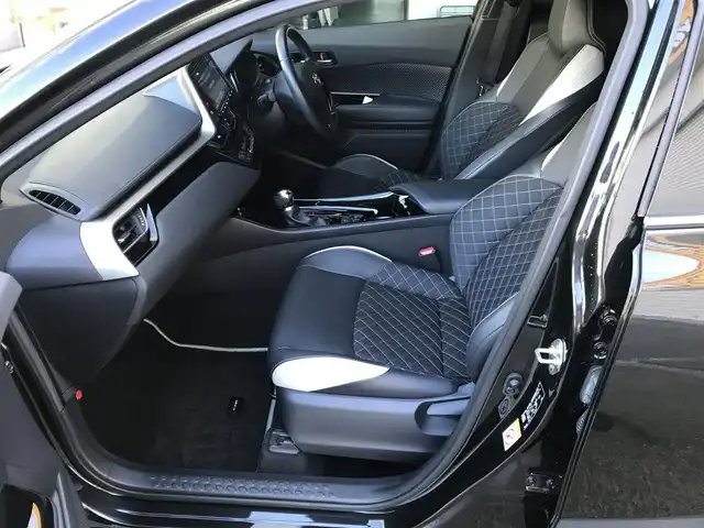 トヨタ Ｃ－ＨＲ G モード ネロ 和歌山県 2019(平31)年 8.1万km ブラックマイカ 純正SDナビ(NSZT-Y68T)/　AM/FM/CD/DVD/TV/BT/社外エアロパーツ(M’Zスピード)/社外マフラー(M’Zスピード)/TEIN車高調/キャリパーカバー/ToyotaSafetySense/   衝突軽減ブレーキ/　レーンキープアシスト/   ブラインドスポットモニター/　レーダークルーズコントロール/   クリアランスソナー等/横滑り防止装置/ビルトインETC/オートライト/オートマチックハイビーム/ステアリングスイッチ/革巻きステアリング/シートヒーター(D+N席)/プッシュスタート/取扱説明書/保証書