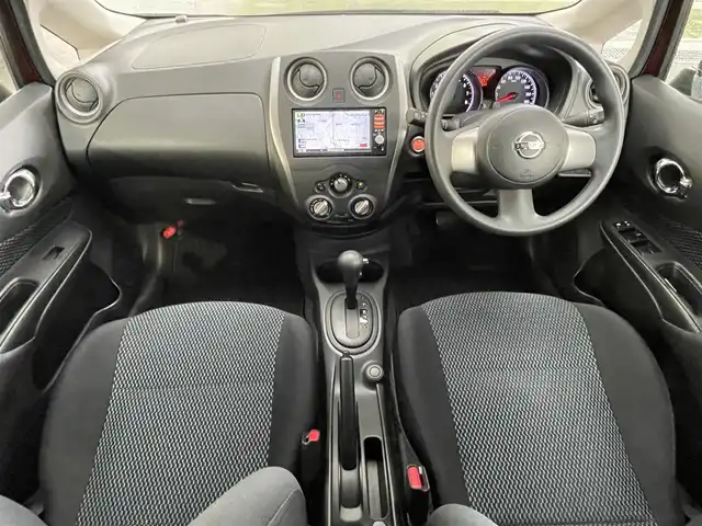 日産 ノート X 神奈川県 2012(平24)年 3万km ラディアントレッド 登録時走行距離29604km/ワンオーナー/純正メモリナビ/　【CD/ワンセグTV】/バックカメラ/ETC/パドルシフト/ステアリングヒーター/ヘッドライトレベライザー/スマートキー/プッシュスタート/アイドリングストップ/ドアバイザー/フロアマット/リアプライバシーガラス/スペアキー×1/新車時整備手帳（保証書）/取扱説明書