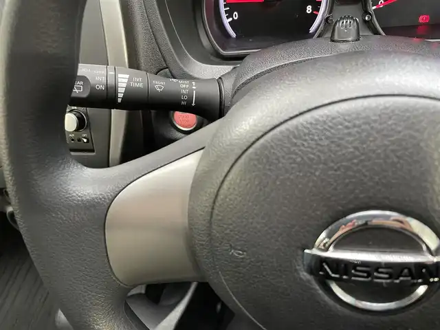 日産 ノート X 神奈川県 2012(平24)年 3万km ラディアントレッド 登録時走行距離29604km/ワンオーナー/純正メモリナビ/　【CD/ワンセグTV】/バックカメラ/ETC/パドルシフト/ステアリングヒーター/ヘッドライトレベライザー/スマートキー/プッシュスタート/アイドリングストップ/ドアバイザー/フロアマット/リアプライバシーガラス/スペアキー×1/新車時整備手帳（保証書）/取扱説明書