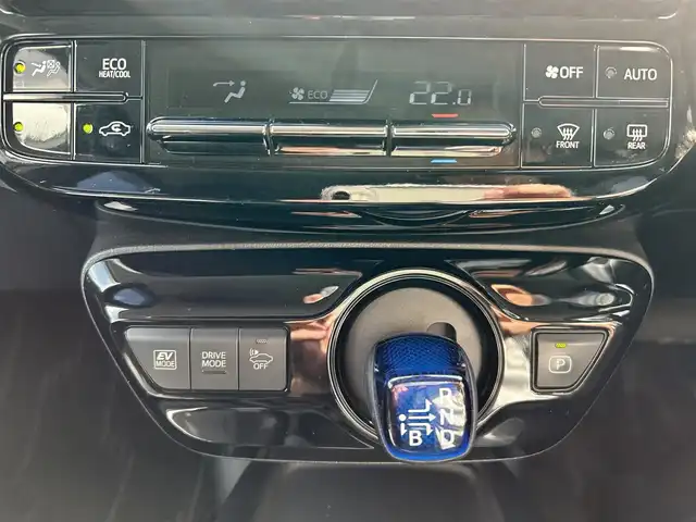 トヨタ プリウス Sツーリングセレクション 福岡県 2020(令2)年 8.8万km グレーメタリック ・純正ナビ 9インチ/（BLUETOOTH/フルセグ/バックカメラ/・ETC/・ドライブレコーダー/・トヨタセーフティセンス/・クルーズコントロール/・レーンディパーチャーアラート/・パーキングサポートブレーキ/・レーンキープアシスト/・コーナーセンサー/・レザーシート/・シートヒーター/・クリアランスソナー/・エアロパーツ/・アルミホイール/・プッシュスタート/・電動格納ミラー/・取扱説明書