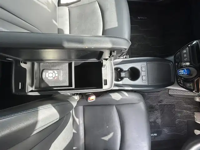 トヨタ プリウス Sツーリングセレクション 福岡県 2020(令2)年 8.8万km グレーメタリック ・純正ナビ 9インチ/（BLUETOOTH/フルセグ/バックカメラ/・ETC/・ドライブレコーダー/・トヨタセーフティセンス/・クルーズコントロール/・レーンディパーチャーアラート/・パーキングサポートブレーキ/・レーンキープアシスト/・コーナーセンサー/・レザーシート/・シートヒーター/・クリアランスソナー/・エアロパーツ/・アルミホイール/・プッシュスタート/・電動格納ミラー/・取扱説明書