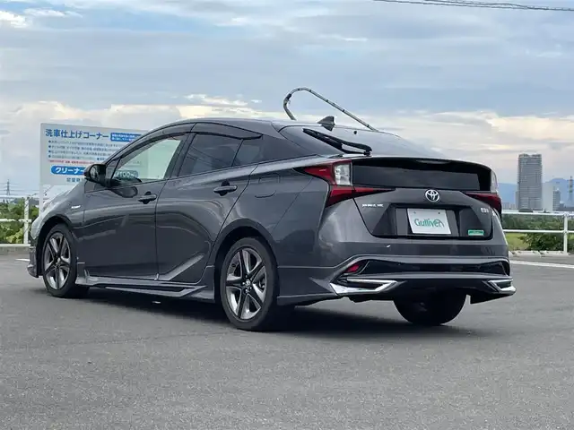トヨタ プリウス Sツーリングセレクション 佐賀県 2020(令2)年 8.8万km グレーメタリック ALPINE製9型ナビゲーション「X9Z」/・AM/FM/CD/DVD/フルセグ//・バックカメラ/黒皮シート/・シートヒーター「運転席/助手席」/社外フルエアロ/後席スモークフィルム/ドアバイザー/純正17インチアルミホイール/LEDヘッドライト/・オートマチックハイビーム/USB入力端子/前方ドライブレコーダー/純正フロアマット/スマートキー/Toyota Safety Sense/・プリクラッシュセーフティ/・レーダークルーズコントロール（全車速追従機能付）/・レーンディパーチャーアラート（ステアリング制御付）/・インテリジェントクリアランスソナー（踏み間違い防止）/・パーキングサポートブレーキ/・ABS（EBD＋ブレーキアシスト）/・VSC（車両安定制御システム）/・TRC（トラクションコントロール）/・ヒルスタートアシストコントロール/・イモビライザー（盗難防止）