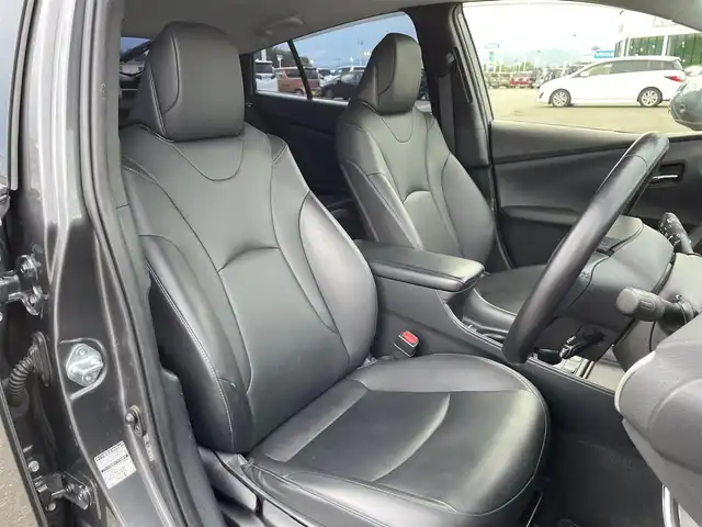 トヨタ プリウス Sツーリングセレクション 佐賀県 2020(令2)年 8.8万km グレーメタリック ALPINE製9型ナビゲーション「X9Z」/・AM/FM/CD/DVD/フルセグ//・バックカメラ/黒皮シート/・シートヒーター「運転席/助手席」/社外フルエアロ/後席スモークフィルム/ドアバイザー/純正17インチアルミホイール/LEDヘッドライト/・オートマチックハイビーム/USB入力端子/前方ドライブレコーダー/純正フロアマット/スマートキー/Toyota Safety Sense/・プリクラッシュセーフティ/・レーダークルーズコントロール（全車速追従機能付）/・レーンディパーチャーアラート（ステアリング制御付）/・インテリジェントクリアランスソナー（踏み間違い防止）/・パーキングサポートブレーキ/・ABS（EBD＋ブレーキアシスト）/・VSC（車両安定制御システム）/・TRC（トラクションコントロール）/・ヒルスタートアシストコントロール/・イモビライザー（盗難防止）