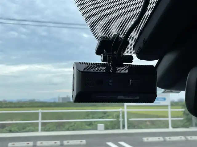 トヨタ プリウス Sツーリングセレクション 佐賀県 2020(令2)年 8.8万km グレーメタリック ALPINE製9型ナビゲーション「X9Z」/・AM/FM/CD/DVD/フルセグ//・バックカメラ/黒皮シート/・シートヒーター「運転席/助手席」/社外フルエアロ/後席スモークフィルム/ドアバイザー/純正17インチアルミホイール/LEDヘッドライト/・オートマチックハイビーム/USB入力端子/前方ドライブレコーダー/純正フロアマット/スマートキー/Toyota Safety Sense/・プリクラッシュセーフティ/・レーダークルーズコントロール（全車速追従機能付）/・レーンディパーチャーアラート（ステアリング制御付）/・インテリジェントクリアランスソナー（踏み間違い防止）/・パーキングサポートブレーキ/・ABS（EBD＋ブレーキアシスト）/・VSC（車両安定制御システム）/・TRC（トラクションコントロール）/・ヒルスタートアシストコントロール/・イモビライザー（盗難防止）