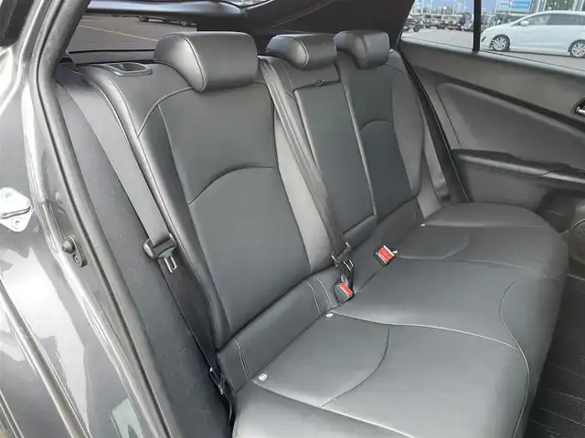 トヨタ プリウス Sツーリングセレクション 佐賀県 2020(令2)年 8.8万km グレーメタリック ALPINE製9型ナビゲーション「X9Z」/・AM/FM/CD/DVD/フルセグ//・バックカメラ/黒皮シート/・シートヒーター「運転席/助手席」/社外フルエアロ/後席スモークフィルム/ドアバイザー/純正17インチアルミホイール/LEDヘッドライト/・オートマチックハイビーム/USB入力端子/前方ドライブレコーダー/純正フロアマット/スマートキー/Toyota Safety Sense/・プリクラッシュセーフティ/・レーダークルーズコントロール（全車速追従機能付）/・レーンディパーチャーアラート（ステアリング制御付）/・インテリジェントクリアランスソナー（踏み間違い防止）/・パーキングサポートブレーキ/・ABS（EBD＋ブレーキアシスト）/・VSC（車両安定制御システム）/・TRC（トラクションコントロール）/・ヒルスタートアシストコントロール/・イモビライザー（盗難防止）