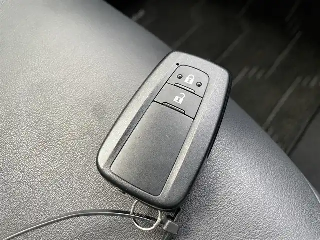 トヨタ プリウス Sツーリングセレクション 佐賀県 2020(令2)年 8.8万km グレーメタリック ALPINE製9型ナビゲーション「X9Z」/・AM/FM/CD/DVD/フルセグ//・バックカメラ/黒皮シート/・シートヒーター「運転席/助手席」/社外フルエアロ/後席スモークフィルム/ドアバイザー/純正17インチアルミホイール/LEDヘッドライト/・オートマチックハイビーム/USB入力端子/前方ドライブレコーダー/純正フロアマット/スマートキー/Toyota Safety Sense/・プリクラッシュセーフティ/・レーダークルーズコントロール（全車速追従機能付）/・レーンディパーチャーアラート（ステアリング制御付）/・インテリジェントクリアランスソナー（踏み間違い防止）/・パーキングサポートブレーキ/・ABS（EBD＋ブレーキアシスト）/・VSC（車両安定制御システム）/・TRC（トラクションコントロール）/・ヒルスタートアシストコントロール/・イモビライザー（盗難防止）