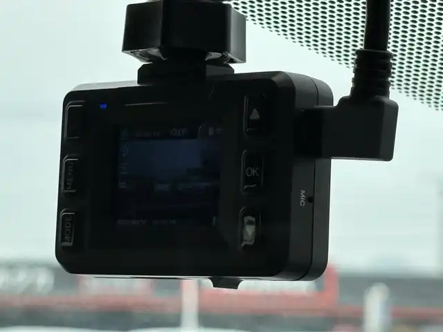 トヨタ アクア S 徳島県 2017(平29)年 3.2万km ライムホワイトパールクリスタルシャイン 社外ナビ(AVIC-RW900)/(フルセグ/BT/CD/DVD/MSV)/衝突被害軽減ブレーキ/レーンキープアシスト/プッシュスタート/前後ドライブレコーダー/LEDヘッドライト/オートライト/オートハイビーム/フロアマット/ドアバイザー/スマートキー２本/取扱説明書/保証書・メンテナンスノート