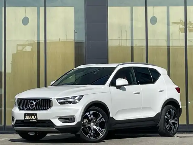 ボルボ ＸＣ４０ T4 AWD インスクリプション 石川県 2020(令2)年 4.3万km クリスタルホワイトP 純正メモリナビ/（フルセグ/Bluetooth）/衝突回避/自動駐車/クルーズコントロール/クリアランスソナー/全方位カメラ/ビルドインETC/クリスタル製シフトノブ/本革シート/パワーシート/シートヒーター/プレミアムサウンド/パワーバックドア/純正AW/LEDヘッドライトオットマン