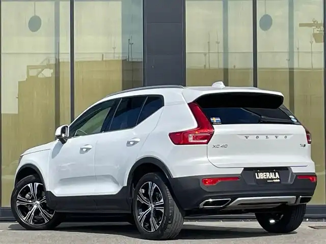 ボルボ ＸＣ４０ T4 AWD インスクリプション 石川県 2020(令2)年 4.3万km クリスタルホワイトP 純正メモリナビ/（フルセグ/Bluetooth）/衝突回避/自動駐車/クルーズコントロール/クリアランスソナー/全方位カメラ/ビルドインETC/クリスタル製シフトノブ/本革シート/パワーシート/シートヒーター/プレミアムサウンド/パワーバックドア/純正AW/LEDヘッドライトオットマン