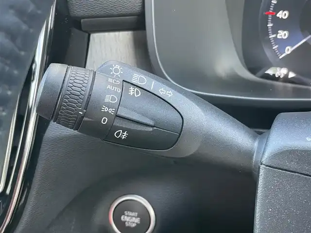 ボルボ ＸＣ４０ T4 AWD インスクリプション 石川県 2020(令2)年 4.3万km クリスタルホワイトP 純正メモリナビ/（フルセグ/Bluetooth）/衝突回避/自動駐車/クルーズコントロール/クリアランスソナー/全方位カメラ/ビルドインETC/クリスタル製シフトノブ/本革シート/パワーシート/シートヒーター/プレミアムサウンド/パワーバックドア/純正AW/LEDヘッドライトオットマン