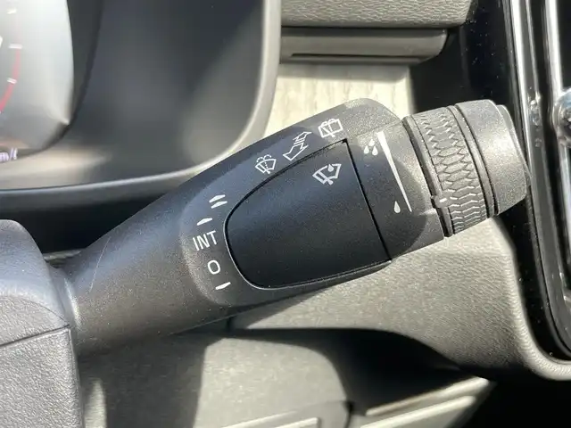 ボルボ ＸＣ４０ T4 AWD インスクリプション 石川県 2020(令2)年 4.3万km クリスタルホワイトP 純正メモリナビ/（フルセグ/Bluetooth）/衝突回避/自動駐車/クルーズコントロール/クリアランスソナー/全方位カメラ/ビルドインETC/クリスタル製シフトノブ/本革シート/パワーシート/シートヒーター/プレミアムサウンド/パワーバックドア/純正AW/LEDヘッドライトオットマン