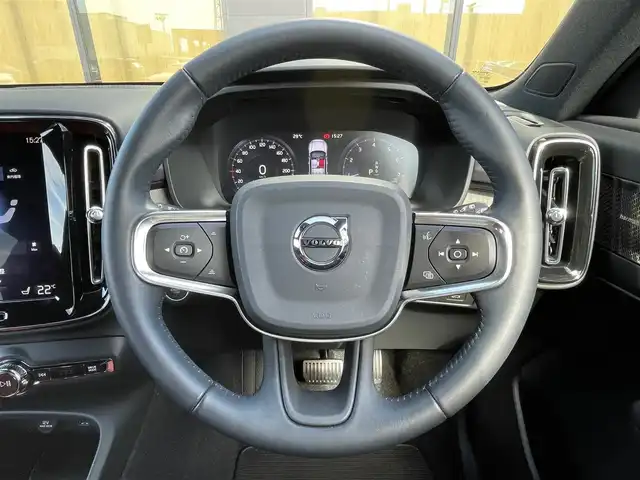ボルボ ＸＣ４０ T4 AWD インスクリプション 石川県 2020(令2)年 4.3万km クリスタルホワイトP 純正メモリナビ/（フルセグ/Bluetooth）/衝突回避/自動駐車/クルーズコントロール/クリアランスソナー/全方位カメラ/ビルドインETC/クリスタル製シフトノブ/本革シート/パワーシート/シートヒーター/プレミアムサウンド/パワーバックドア/純正AW/LEDヘッドライトオットマン