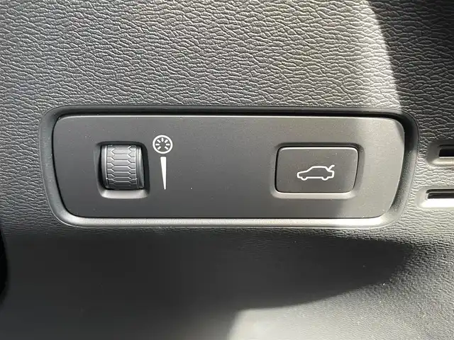 ボルボ ＸＣ４０ T4 AWD インスクリプション 石川県 2020(令2)年 4.3万km クリスタルホワイトP 純正メモリナビ/（フルセグ/Bluetooth）/衝突回避/自動駐車/クルーズコントロール/クリアランスソナー/全方位カメラ/ビルドインETC/クリスタル製シフトノブ/本革シート/パワーシート/シートヒーター/プレミアムサウンド/パワーバックドア/純正AW/LEDヘッドライトオットマン