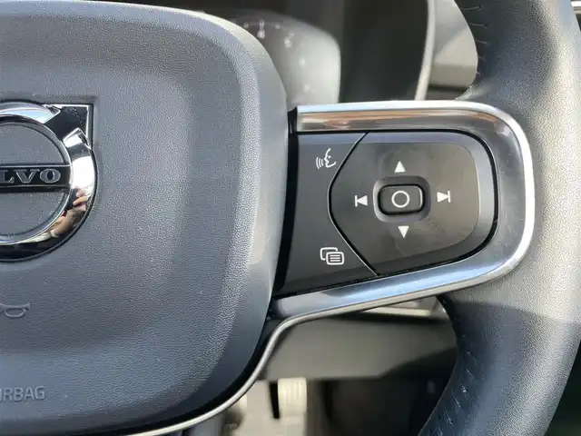ボルボ ＸＣ４０ T4 AWD インスクリプション 石川県 2020(令2)年 4.3万km クリスタルホワイトP 純正メモリナビ/（フルセグ/Bluetooth）/衝突回避/自動駐車/クルーズコントロール/クリアランスソナー/全方位カメラ/ビルドインETC/クリスタル製シフトノブ/本革シート/パワーシート/シートヒーター/プレミアムサウンド/パワーバックドア/純正AW/LEDヘッドライトオットマン