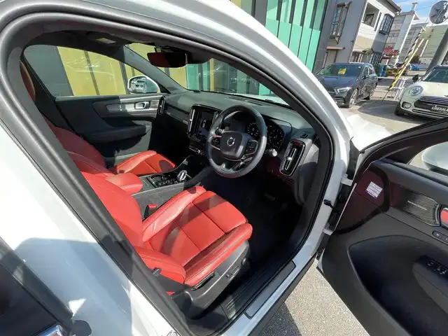 ボルボ ＸＣ４０ T4 AWD インスクリプション 石川県 2020(令2)年 4.3万km クリスタルホワイトP 純正メモリナビ/（フルセグ/Bluetooth）/衝突回避/自動駐車/クルーズコントロール/クリアランスソナー/全方位カメラ/ビルドインETC/クリスタル製シフトノブ/本革シート/パワーシート/シートヒーター/プレミアムサウンド/パワーバックドア/純正AW/LEDヘッドライトオットマン