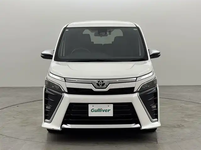 トヨタ ヴォクシー ZS 煌Ⅲ 福岡県 2021(令3)年 3.1万km ホワイトパールクリスタルシャイン 後席モニター　/純正ナビ（フルセグＴＶ）　/バックカメラ　/ビルトインＥＴＣ　/前方ドラレコ　/クルコン　/コーナーセンサー　/衝突被害軽減ブレーキ　/レーンキープ　/両側電動スライドドア　/ＭＴモード付き　/ハーフレザー　/Ｗエアコン