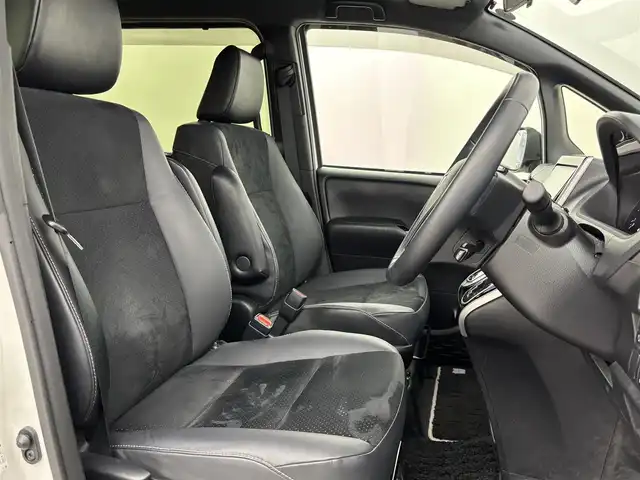 トヨタ ヴォクシー ZS 煌Ⅲ 福岡県 2021(令3)年 3.1万km ホワイトパールクリスタルシャイン 後席モニター　/純正ナビ（フルセグＴＶ）　/バックカメラ　/ビルトインＥＴＣ　/前方ドラレコ　/クルコン　/コーナーセンサー　/衝突被害軽減ブレーキ　/レーンキープ　/両側電動スライドドア　/ＭＴモード付き　/ハーフレザー　/Ｗエアコン