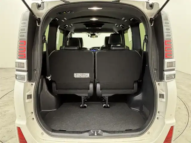 トヨタ ヴォクシー ZS 煌Ⅲ 福岡県 2021(令3)年 3.1万km ホワイトパールクリスタルシャイン 後席モニター　/純正ナビ（フルセグＴＶ）　/バックカメラ　/ビルトインＥＴＣ　/前方ドラレコ　/クルコン　/コーナーセンサー　/衝突被害軽減ブレーキ　/レーンキープ　/両側電動スライドドア　/ＭＴモード付き　/ハーフレザー　/Ｗエアコン