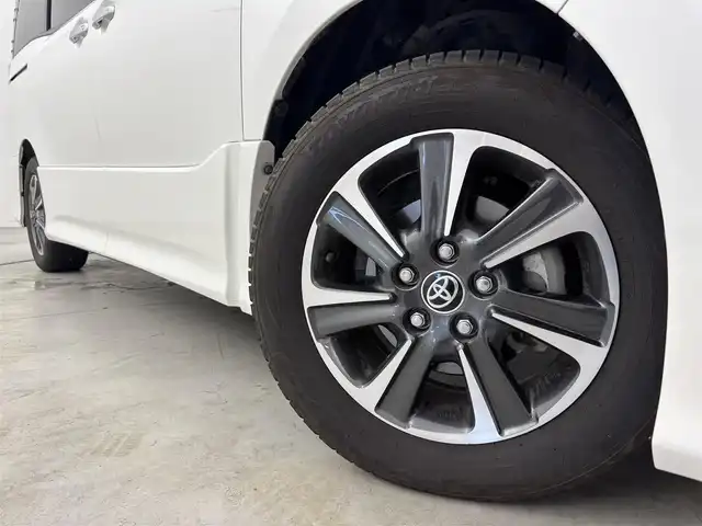 トヨタ ヴォクシー ZS 煌Ⅲ 福岡県 2021(令3)年 3.1万km ホワイトパールクリスタルシャイン 後席モニター　/純正ナビ（フルセグＴＶ）　/バックカメラ　/ビルトインＥＴＣ　/前方ドラレコ　/クルコン　/コーナーセンサー　/衝突被害軽減ブレーキ　/レーンキープ　/両側電動スライドドア　/ＭＴモード付き　/ハーフレザー　/Ｗエアコン