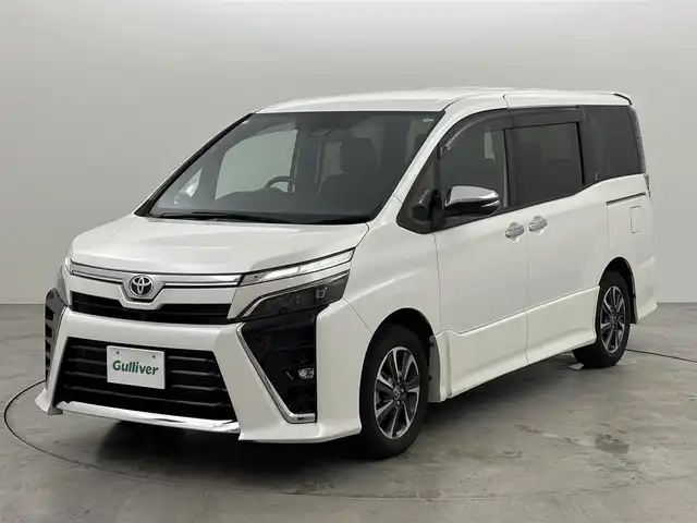 トヨタ ヴォクシー ZS 煌Ⅲ 福岡県 2021(令3)年 3.1万km ホワイトパールクリスタルシャイン 後席モニター　/純正ナビ（フルセグＴＶ）　/バックカメラ　/ビルトインＥＴＣ　/前方ドラレコ　/クルコン　/コーナーセンサー　/衝突被害軽減ブレーキ　/レーンキープ　/両側電動スライドドア　/ＭＴモード付き　/ハーフレザー　/Ｗエアコン