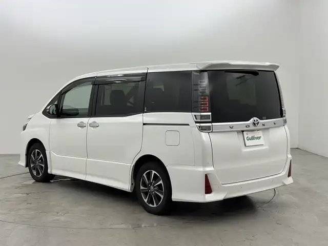 トヨタ ヴォクシー ZS 煌Ⅲ 福岡県 2021(令3)年 3.1万km ホワイトパールクリスタルシャイン 後席モニター　/純正ナビ（フルセグＴＶ）　/バックカメラ　/ビルトインＥＴＣ　/前方ドラレコ　/クルコン　/コーナーセンサー　/衝突被害軽減ブレーキ　/レーンキープ　/両側電動スライドドア　/ＭＴモード付き　/ハーフレザー　/Ｗエアコン