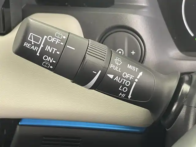 ホンダ ヴェゼル ハイブリッド e:HEV Z PLaYパッケージ 大分県 2025(令7)年 0.1千km クリスタルブラックパール 登録済未使用車/Honda SENSING/・衝突軽減ブレーキ（CMBS）/・誤発進抑制機能/・後方誤発進抑制機能/・近距離衝突軽減ブレーキ/・歩行者事故低減ステアリング/・路外逸脱抑制機能/・渋滞追従機能付アダプティブクルーズコントロール（ACC）/・車線維持支援システム（LKAS）/・トラフィックジャムアシスト（渋滞運転支援機能）/・先行車発進お知らせ機能/・標識認識機能/・オートハイビーム/・パーキングセンサーシステム/・アダプティブドライビングビーム/・ブラインドスポットインフォメーション/Honda CONNECTディスプレー/(フルセグTV、BT対応、USB、AM/FM/・AppleCarPlay、AndroidAuto)/ステアリングスイッチ/バックカメラ/ETC2.0車載器/ワイヤレス充電/ステアリングヒーター/パワーバックドア/横滑り防止装置/電動格納ミラー/ハーフレザーシート/・前席シートヒーター/オートブレーキホールド/オートライト/LEDヘッドライト/LEDフォグ/純正18インチアルミホイール/保証書、取説、スペアキー有り