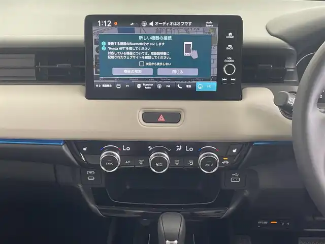 ホンダ ヴェゼル ハイブリッド e:HEV Z PLaYパッケージ 大分県 2025(令7)年 0.1千km クリスタルブラックパール 登録済未使用車/Honda SENSING/・衝突軽減ブレーキ（CMBS）/・誤発進抑制機能/・後方誤発進抑制機能/・近距離衝突軽減ブレーキ/・歩行者事故低減ステアリング/・路外逸脱抑制機能/・渋滞追従機能付アダプティブクルーズコントロール（ACC）/・車線維持支援システム（LKAS）/・トラフィックジャムアシスト（渋滞運転支援機能）/・先行車発進お知らせ機能/・標識認識機能/・オートハイビーム/・パーキングセンサーシステム/・アダプティブドライビングビーム/・ブラインドスポットインフォメーション/Honda CONNECTディスプレー/(フルセグTV、BT対応、USB、AM/FM/・AppleCarPlay、AndroidAuto)/ステアリングスイッチ/バックカメラ/ETC2.0車載器/ワイヤレス充電/ステアリングヒーター/パワーバックドア/横滑り防止装置/電動格納ミラー/ハーフレザーシート/・前席シートヒーター/オートブレーキホールド/オートライト/LEDヘッドライト/LEDフォグ/純正18インチアルミホイール/保証書、取説、スペアキー有り