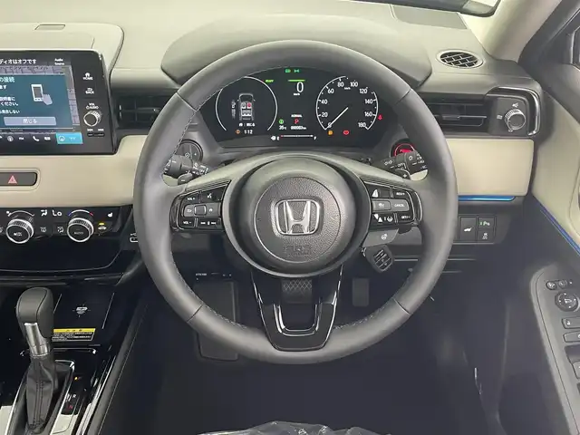 ホンダ ヴェゼル ハイブリッド e:HEV Z PLaYパッケージ 大分県 2025(令7)年 0.1千km クリスタルブラックパール 登録済未使用車/Honda SENSING/・衝突軽減ブレーキ（CMBS）/・誤発進抑制機能/・後方誤発進抑制機能/・近距離衝突軽減ブレーキ/・歩行者事故低減ステアリング/・路外逸脱抑制機能/・渋滞追従機能付アダプティブクルーズコントロール（ACC）/・車線維持支援システム（LKAS）/・トラフィックジャムアシスト（渋滞運転支援機能）/・先行車発進お知らせ機能/・標識認識機能/・オートハイビーム/・パーキングセンサーシステム/・アダプティブドライビングビーム/・ブラインドスポットインフォメーション/Honda CONNECTディスプレー/(フルセグTV、BT対応、USB、AM/FM/・AppleCarPlay、AndroidAuto)/ステアリングスイッチ/バックカメラ/ETC2.0車載器/ワイヤレス充電/ステアリングヒーター/パワーバックドア/横滑り防止装置/電動格納ミラー/ハーフレザーシート/・前席シートヒーター/オートブレーキホールド/オートライト/LEDヘッドライト/LEDフォグ/純正18インチアルミホイール/保証書、取説、スペアキー有り