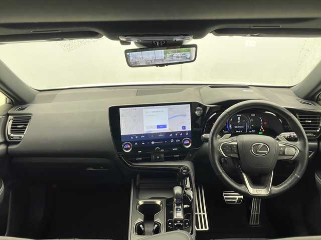 レクサス ＮＸ 350h Fスポーツ 千葉県 2023(令5)年 1.6万km ホワイトノーヴァガラスフレーク 14インチメーカーOPナビ(フルセグTV/Bluetooth/Miracast)/レクサスセーフティテクノロジー/レーダークルーズコントロール/レーンキープアシスト/衝突軽減ブレーキ/クリアランスソナー/先行車発進警報/ロードサインアシスト/ブラインドスポットモニター/ヘッドアップディスプレイ/パノラミックビューモニター/オートハイビーム/サンルーフ/本革シート/全席シートヒーター/前席エアシート/メモリーシート/ステアリングヒーター/パワーバックドア/デジタルインナーミラー/ビルトインETC２．０/パドルシフト/フォグランプ/純正フロアマット
