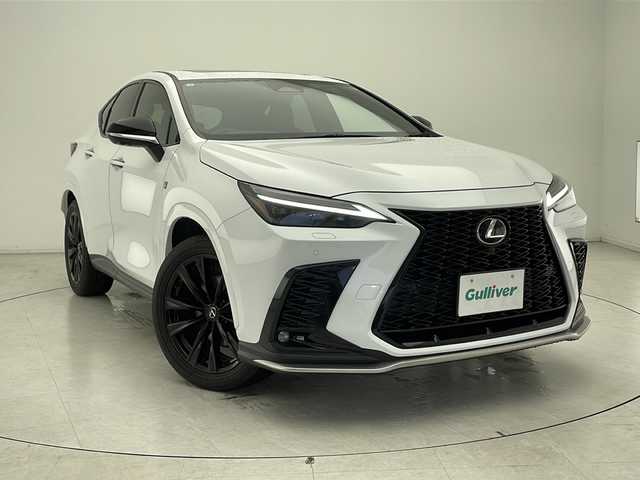 レクサス ＮＸ 350h Fスポーツ 千葉県 2023(令5)年 1.6万km ホワイトノーヴァガラスフレーク 14インチメーカーOPナビ(フルセグTV/Bluetooth/Miracast)/レクサスセーフティテクノロジー/レーダークルーズコントロール/レーンキープアシスト/衝突軽減ブレーキ/クリアランスソナー/先行車発進警報/ロードサインアシスト/ブラインドスポットモニター/ヘッドアップディスプレイ/パノラミックビューモニター/オートハイビーム/サンルーフ/本革シート/全席シートヒーター/前席エアシート/メモリーシート/ステアリングヒーター/パワーバックドア/デジタルインナーミラー/ビルトインETC２．０/パドルシフト/フォグランプ/純正フロアマット