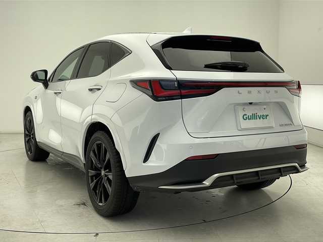 レクサス ＮＸ 350h Fスポーツ 千葉県 2023(令5)年 1.6万km ホワイトノーヴァガラスフレーク 14インチメーカーOPナビ(フルセグTV/Bluetooth/Miracast)/レクサスセーフティテクノロジー/レーダークルーズコントロール/レーンキープアシスト/衝突軽減ブレーキ/クリアランスソナー/先行車発進警報/ロードサインアシスト/ブラインドスポットモニター/ヘッドアップディスプレイ/パノラミックビューモニター/オートハイビーム/サンルーフ/本革シート/全席シートヒーター/前席エアシート/メモリーシート/ステアリングヒーター/パワーバックドア/デジタルインナーミラー/ビルトインETC２．０/パドルシフト/フォグランプ/純正フロアマット