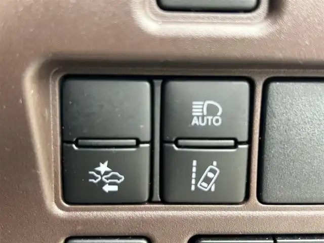 トヨタ エスクァイア Gi プレミアムパッケージ 福岡県 2017(平29)年 4.9万km ブラック 純正9型SDナビ(フルセグTV/CD/DVD/BT)バックカメラトヨタセーフティフリップダウンモニター両側パワスラクルコンドラレコETCシートヒーターハンドルヒーターUSB純正フロアマット純正LED純正アルミホイールプッシュスタートスマートキー