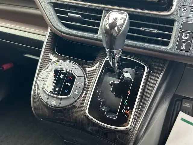 トヨタ エスクァイア Gi プレミアムパッケージ 福岡県 2017(平29)年 4.9万km ブラック 純正9型SDナビ(フルセグTV/CD/DVD/BT)バックカメラトヨタセーフティフリップダウンモニター両側パワスラクルコンドラレコETCシートヒーターハンドルヒーターUSB純正フロアマット純正LED純正アルミホイールプッシュスタートスマートキー