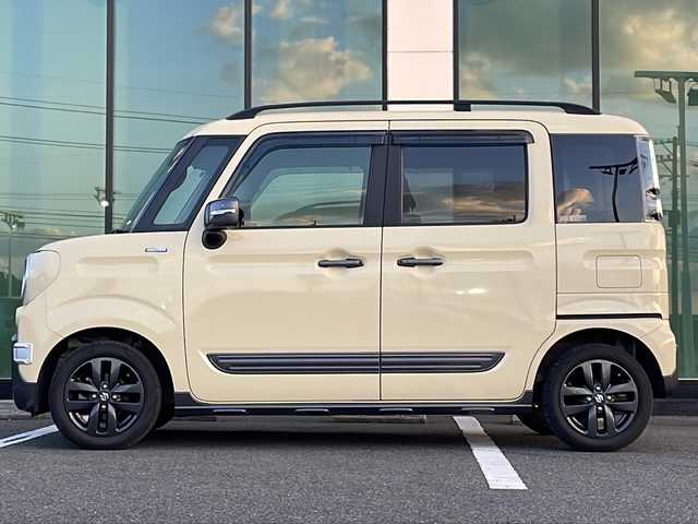 スズキ スペーシア ギア HYBRID XZターボ 福岡県 2022(令4)年 6.8万km シフォンアイボリーM ワンオーナー/DAMDフェイスチェンジキット装着車/ヘッドアップディスプレイ/社外メモリナビ/CN-R330D/フルセグTV/USB接続/BT接続/禁煙車/シートヒーター/ベンチシート/スペアキー1本有/純正ドアバイザー