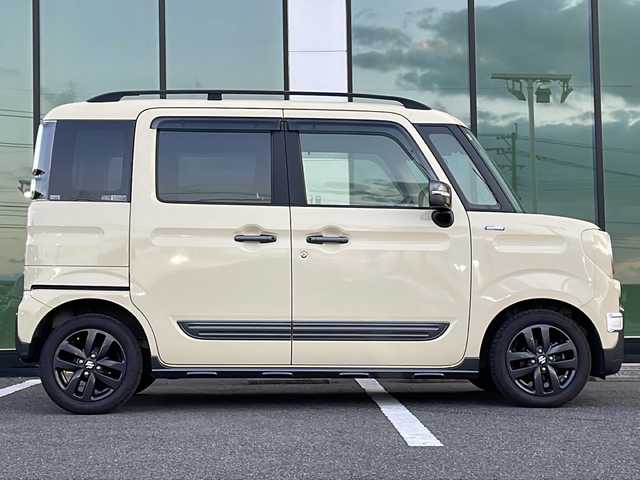 スズキ スペーシア ギア HYBRID XZターボ 福岡県 2022(令4)年 6.8万km シフォンアイボリーM ワンオーナー/DAMDフェイスチェンジキット装着車/ヘッドアップディスプレイ/社外メモリナビ/CN-R330D/フルセグTV/USB接続/BT接続/禁煙車/シートヒーター/ベンチシート/スペアキー1本有/純正ドアバイザー