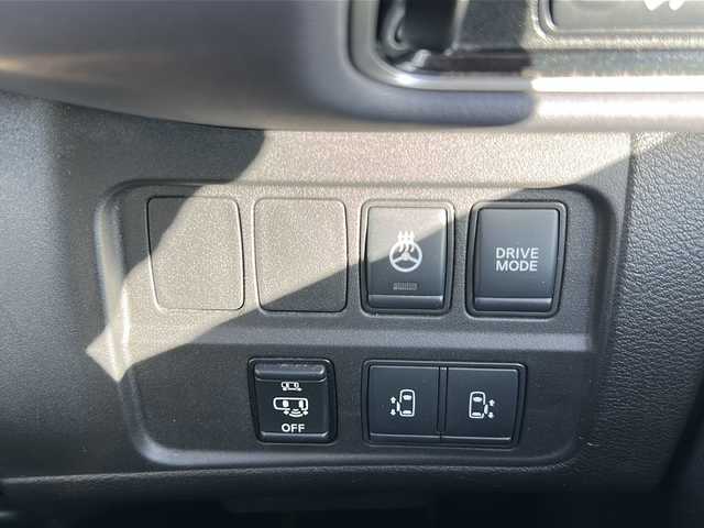 日産 セレナ 岐阜県 2020(令2)年 6.4万km ダイヤモンドブラック 登録時走行距離63984km/フリップダウンモニター/純正１０型ナビ/全方位カメラ/ステアリングヒーター/デジタルインナーミラー/シートヒーター/バックカメラ/プロパイロット/クルーズコントロール/両側パワースライドドア/禁煙車/純正アルミホイール/社外フロアマット/プッシュスタート/スマートキー/スペアキー/LEDヘッドライト/オートライト/フロントフォグランプ/アイドリングストップ