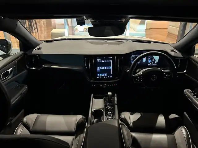 ボルボ Ｖ６０ B5 Rデザイン 岐阜県 2021(令3)年 4万km パール サンルーフ/harman/kardonサウンドシステム/City Safety衝突回避被害軽減ブレーキシステム/歩行者サイクリスト大型動物検知機能/インターセクションサポート右折時対向車検知機能/対向車対応機能/ステアリング・サポート衝突回避支援機能/オンカミングレーンミティゲーション対向車線衝突回避支援機能/レーンキーピングエイド/ドライバーアラートコントロール/ロードサインインフォメーション/ランオフロードミティゲーション道路逸脱回避支援機能/後車衝突回避支援機能付ブラインドスポットインフォメーションシステム/衝突回避被害軽減ブレーキ機能付CTA/被追突時警告機能静止時ブレーキ維持機能付/パイロットアシスト車線維持支援機能/全車速追従機能付ACCアダプティブクルーズコントロール/フルアクティブハイビーム/360°ビューカメラ/HDDナビゲーションシステム/　フル地上デジタルTV　Bluetooth/　Applecarplay　AndroidAuto