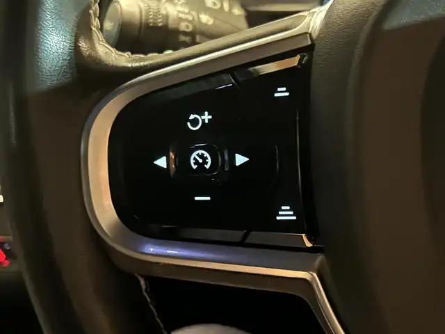 ボルボ Ｖ６０ B5 Rデザイン 岐阜県 2021(令3)年 4万km パール サンルーフ/harman/kardonサウンドシステム/City Safety衝突回避被害軽減ブレーキシステム/歩行者サイクリスト大型動物検知機能/インターセクションサポート右折時対向車検知機能/対向車対応機能/ステアリング・サポート衝突回避支援機能/オンカミングレーンミティゲーション対向車線衝突回避支援機能/レーンキーピングエイド/ドライバーアラートコントロール/ロードサインインフォメーション/ランオフロードミティゲーション道路逸脱回避支援機能/後車衝突回避支援機能付ブラインドスポットインフォメーションシステム/衝突回避被害軽減ブレーキ機能付CTA/被追突時警告機能静止時ブレーキ維持機能付/パイロットアシスト車線維持支援機能/全車速追従機能付ACCアダプティブクルーズコントロール/フルアクティブハイビーム/360°ビューカメラ/HDDナビゲーションシステム/　フル地上デジタルTV　Bluetooth/　Applecarplay　AndroidAuto