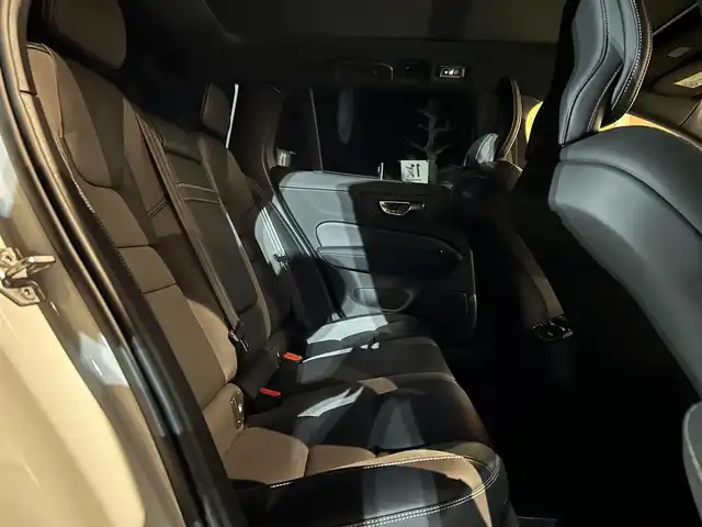 ボルボ Ｖ６０ B5 Rデザイン 岐阜県 2021(令3)年 4万km パール サンルーフ/harman/kardonサウンドシステム/City Safety衝突回避被害軽減ブレーキシステム/歩行者サイクリスト大型動物検知機能/インターセクションサポート右折時対向車検知機能/対向車対応機能/ステアリング・サポート衝突回避支援機能/オンカミングレーンミティゲーション対向車線衝突回避支援機能/レーンキーピングエイド/ドライバーアラートコントロール/ロードサインインフォメーション/ランオフロードミティゲーション道路逸脱回避支援機能/後車衝突回避支援機能付ブラインドスポットインフォメーションシステム/衝突回避被害軽減ブレーキ機能付CTA/被追突時警告機能静止時ブレーキ維持機能付/パイロットアシスト車線維持支援機能/全車速追従機能付ACCアダプティブクルーズコントロール/フルアクティブハイビーム/360°ビューカメラ/HDDナビゲーションシステム/　フル地上デジタルTV　Bluetooth/　Applecarplay　AndroidAuto