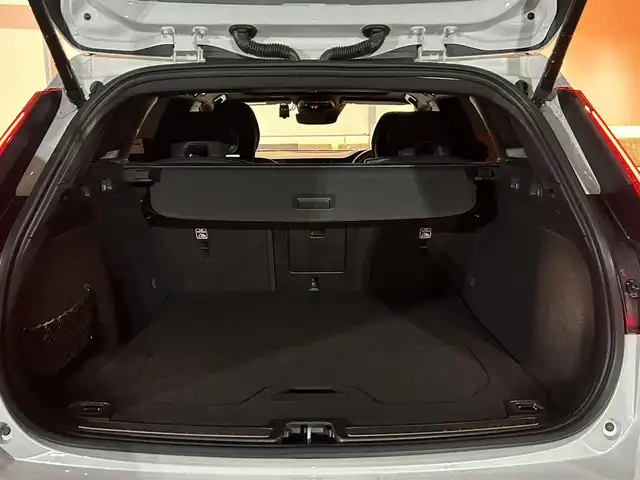 ボルボ Ｖ６０ B5 Rデザイン 岐阜県 2021(令3)年 4万km パール サンルーフ/harman/kardonサウンドシステム/City Safety衝突回避被害軽減ブレーキシステム/歩行者サイクリスト大型動物検知機能/インターセクションサポート右折時対向車検知機能/対向車対応機能/ステアリング・サポート衝突回避支援機能/オンカミングレーンミティゲーション対向車線衝突回避支援機能/レーンキーピングエイド/ドライバーアラートコントロール/ロードサインインフォメーション/ランオフロードミティゲーション道路逸脱回避支援機能/後車衝突回避支援機能付ブラインドスポットインフォメーションシステム/衝突回避被害軽減ブレーキ機能付CTA/被追突時警告機能静止時ブレーキ維持機能付/パイロットアシスト車線維持支援機能/全車速追従機能付ACCアダプティブクルーズコントロール/フルアクティブハイビーム/360°ビューカメラ/HDDナビゲーションシステム/　フル地上デジタルTV　Bluetooth/　Applecarplay　AndroidAuto